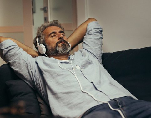 Relaxing patient with noise canceling headphones